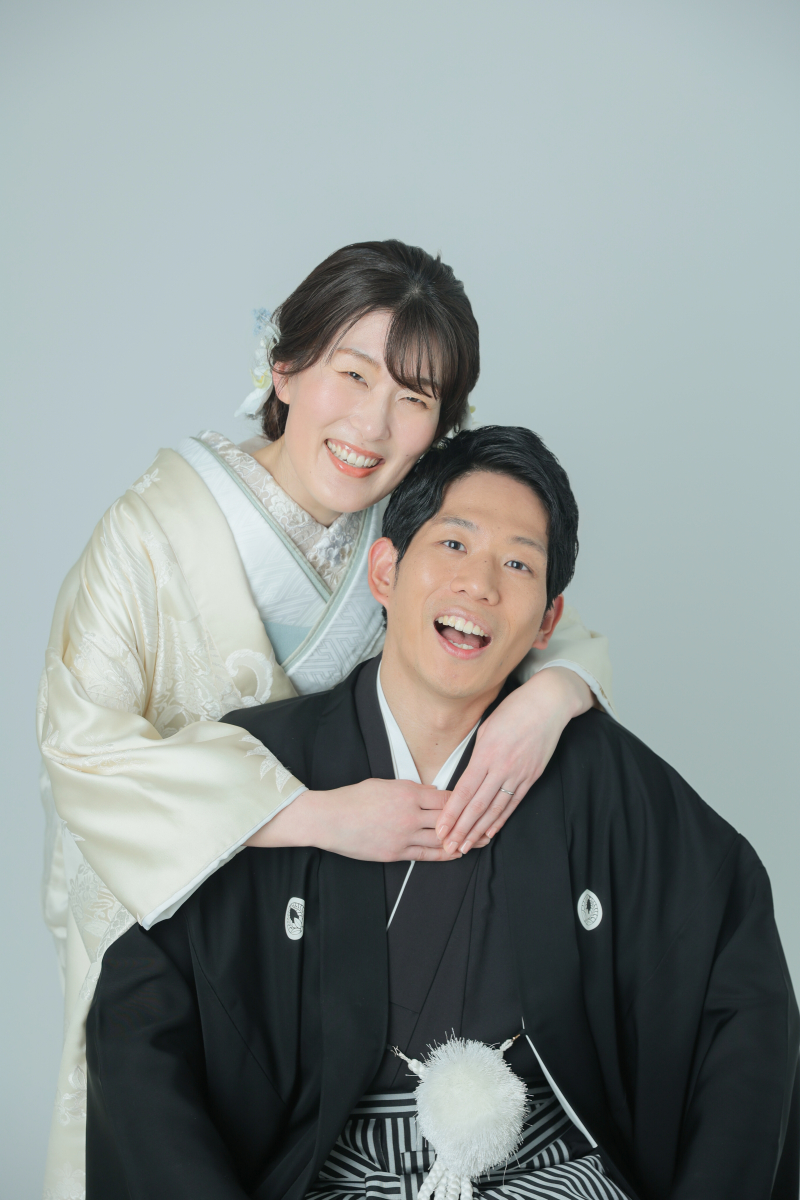 今度は新婦様からバックハグ
