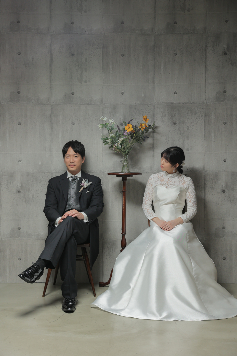 コンクリート調の壁でシックに