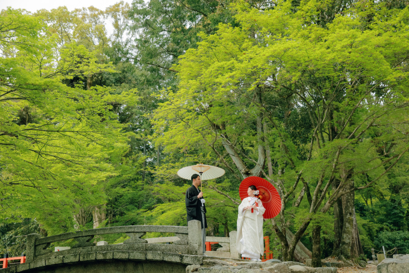 新緑が映える石橋の上で