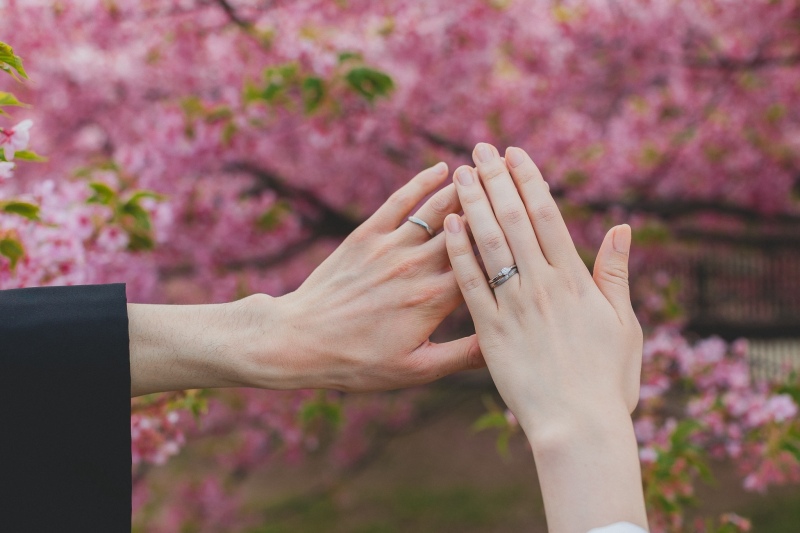  優しいピンクを背景に指輪のショット☆