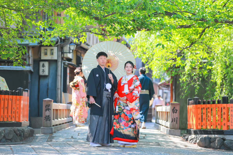 京都祇園の巽橋の前で。