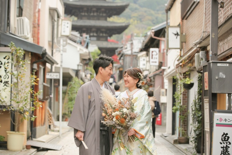 まずは京都のシンボルである五重塔をバックに撮影！