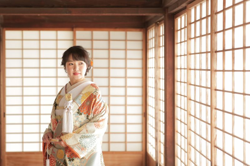 凛と澄ました表情で