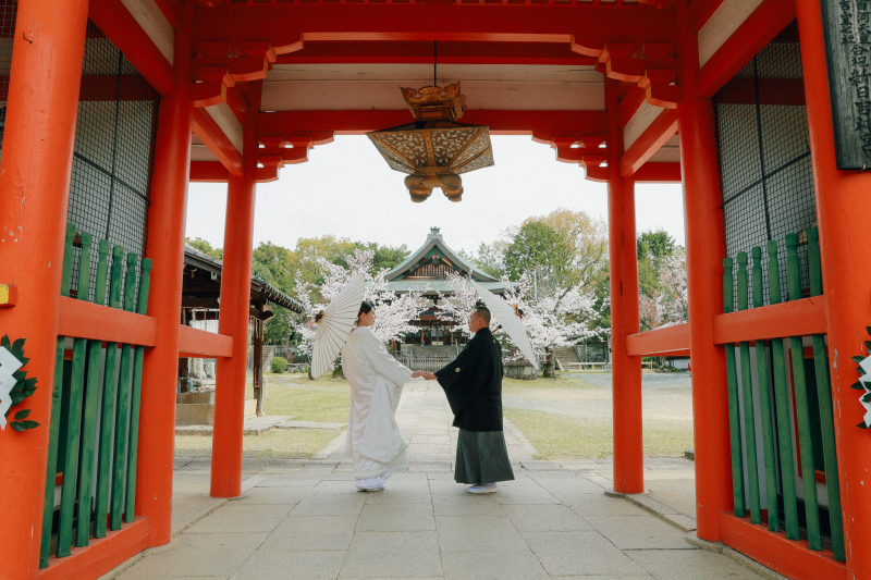 白無垢と黒い紋付という伝統的なスタイル