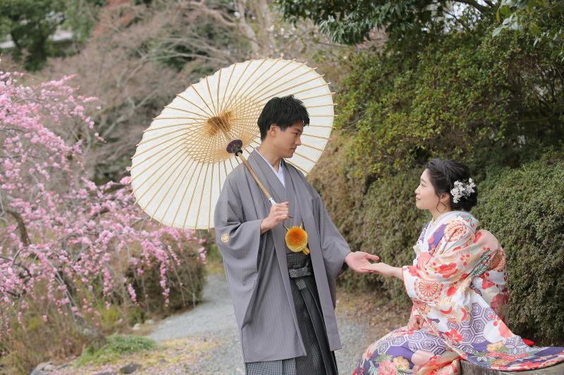 手を取り合って…