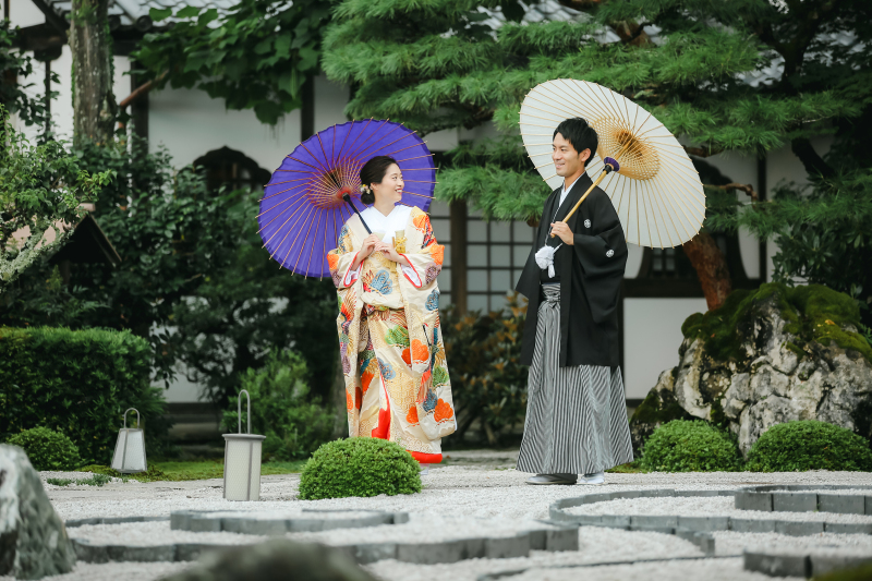 見つめ合って。