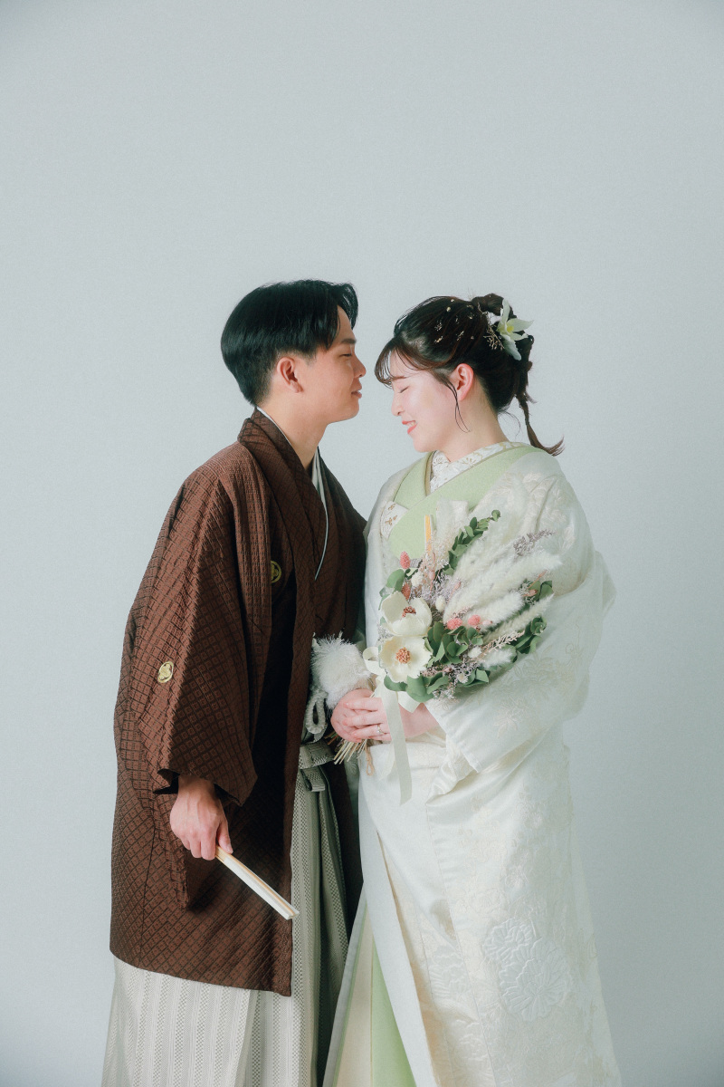 まずは向かい合って見つめ合い