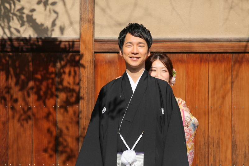 新郎様の傍から