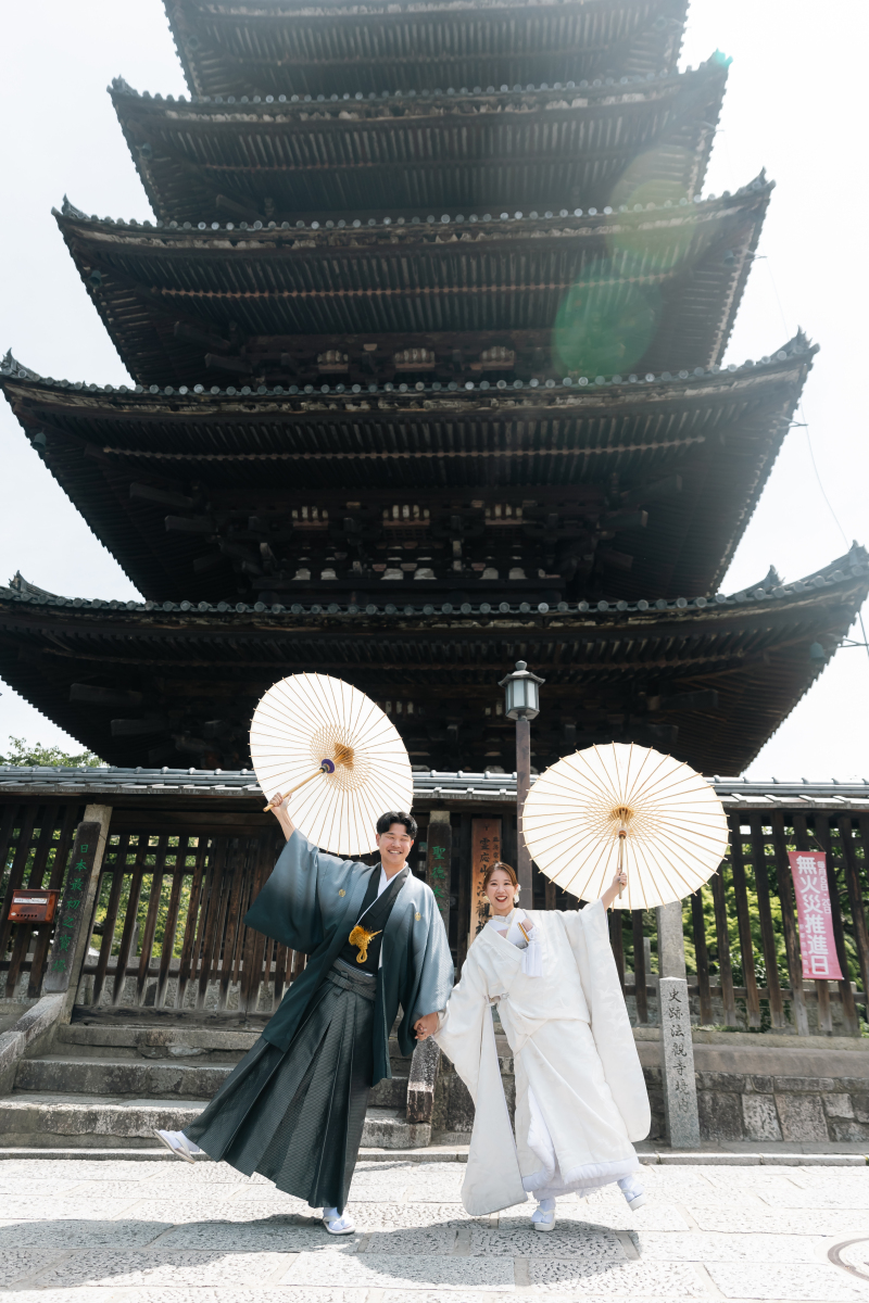 八坂の塔の下で