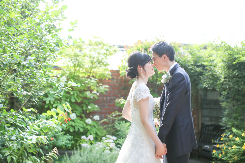 外に出て光に包まれた一枚を