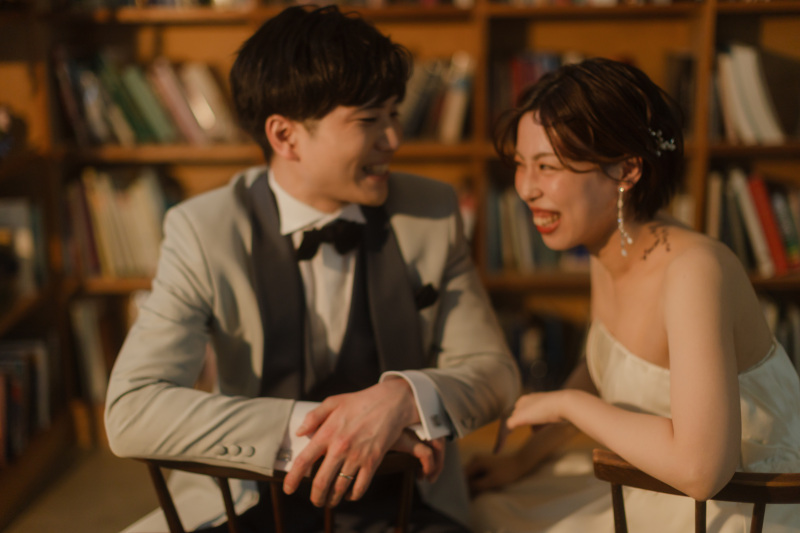 暖かい夕日の中で嬉しそうにされるお二人の笑顔