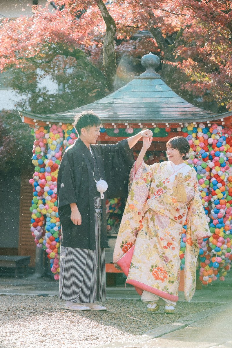八坂庚申堂では、小雨が降ってきた中でダンス。