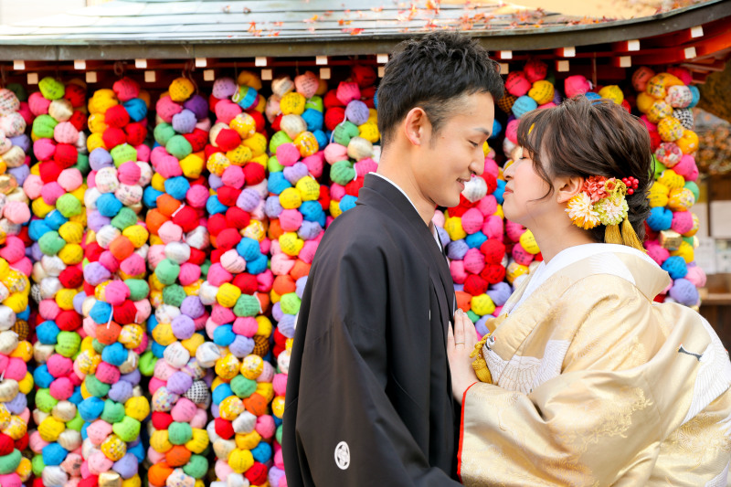 くくり猿の前で…