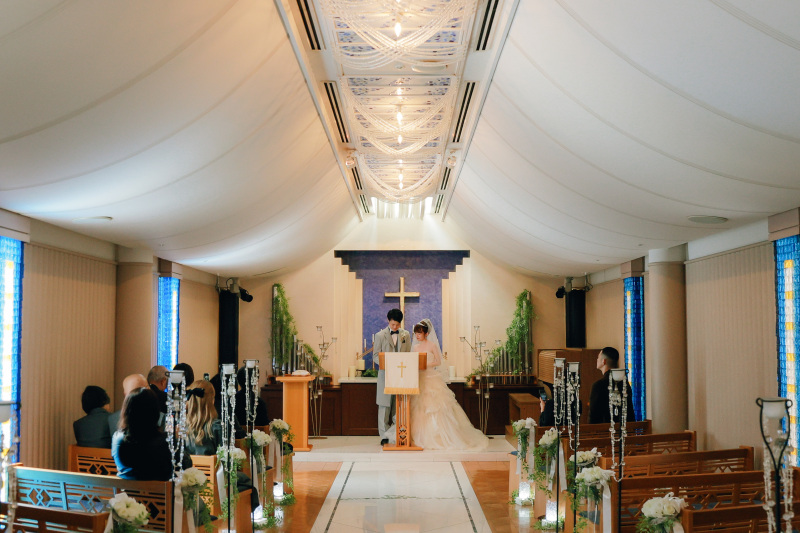 サインしている様子も