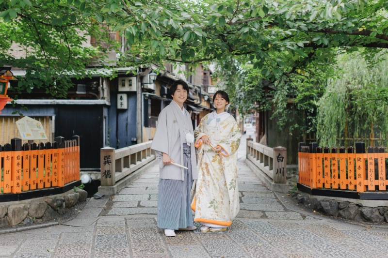 巽橋の前で立ち姿を