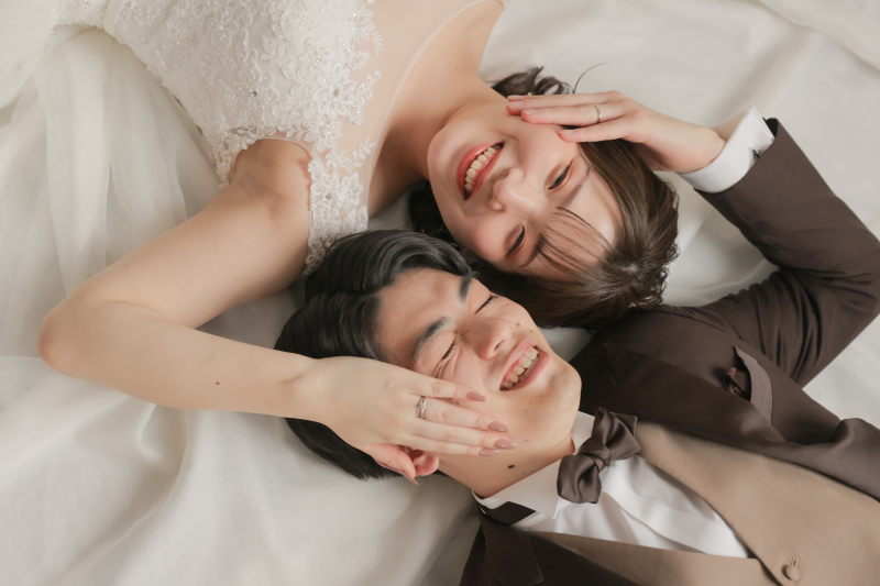 ドレスの上に寝転がって