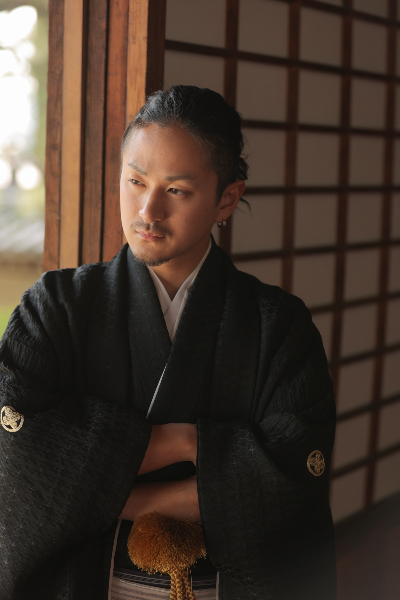 キリッとした表情で・・・