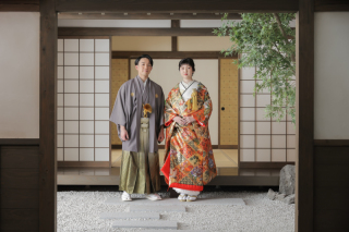 藤の花と共に室内庭園で撮影