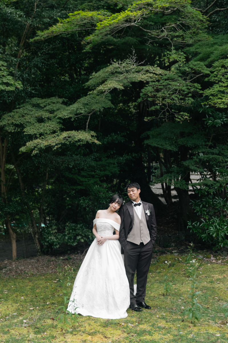 夏の緑のきれいな森でのウェディングフォト。