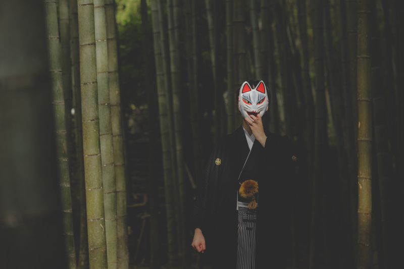 竹林の影に立つは・・・