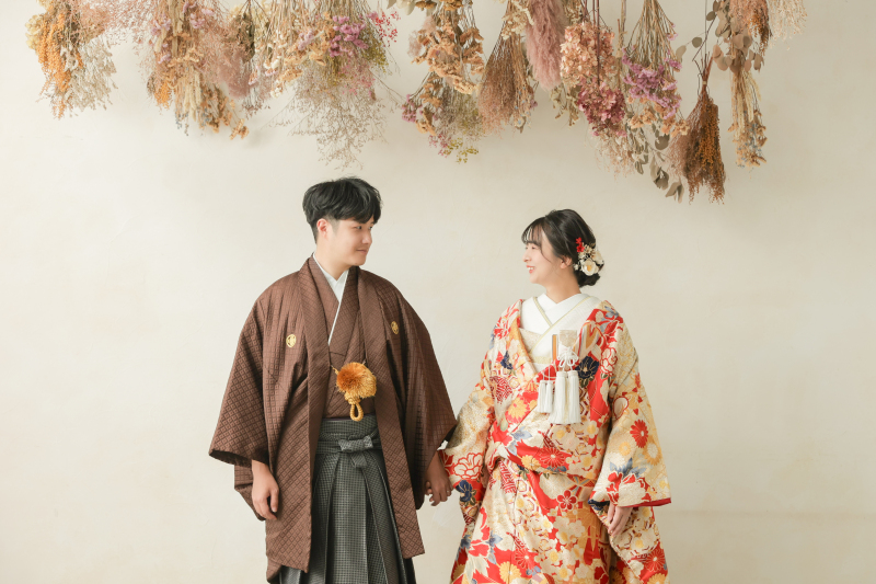 まずは可愛いドライフラワーの壁で