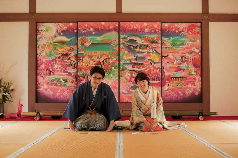 鮮やかな襖絵をバックに