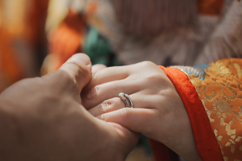 手を取り合いながら