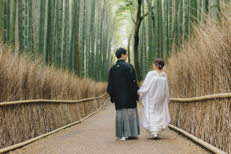 嵐山の竹林の中を