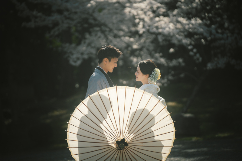 和傘を使い、2人の影を生かした1カット