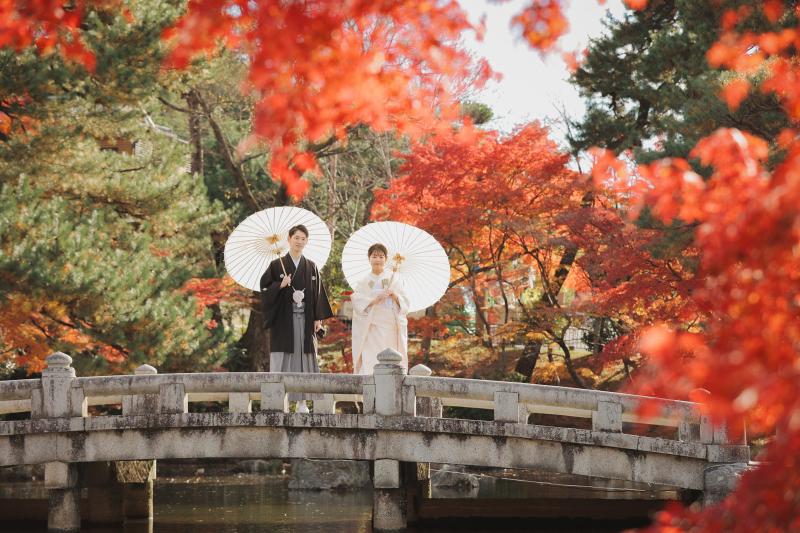 和傘を手に、石橋でのショットも。