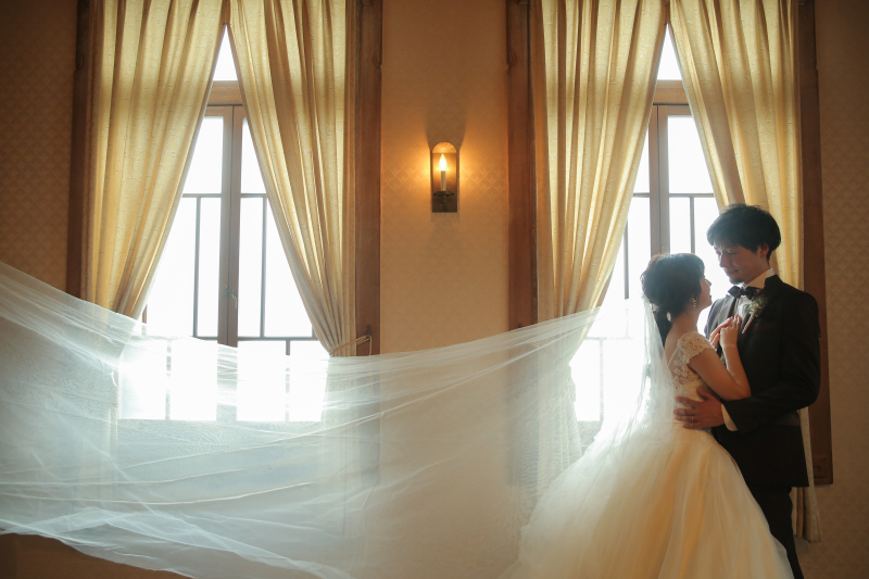 光が差し込む窓辺で