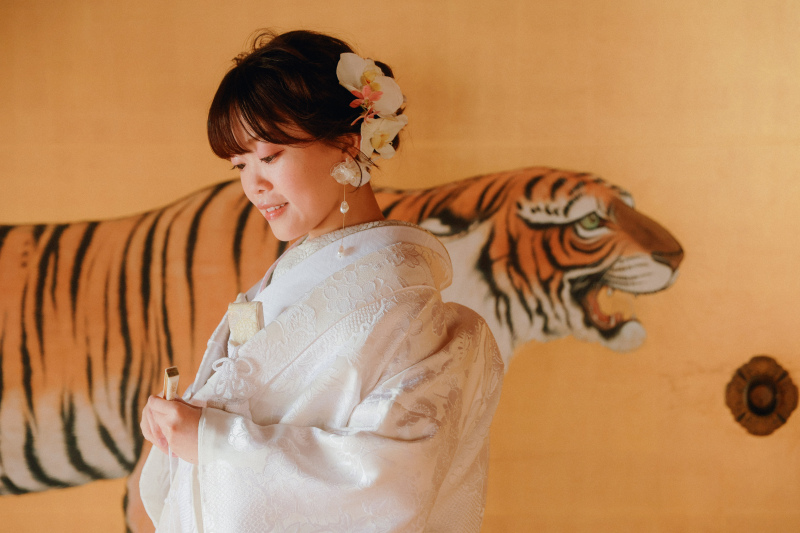 虎の絵を背景にかっこよく