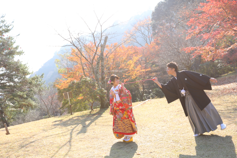 紅葉をバックに