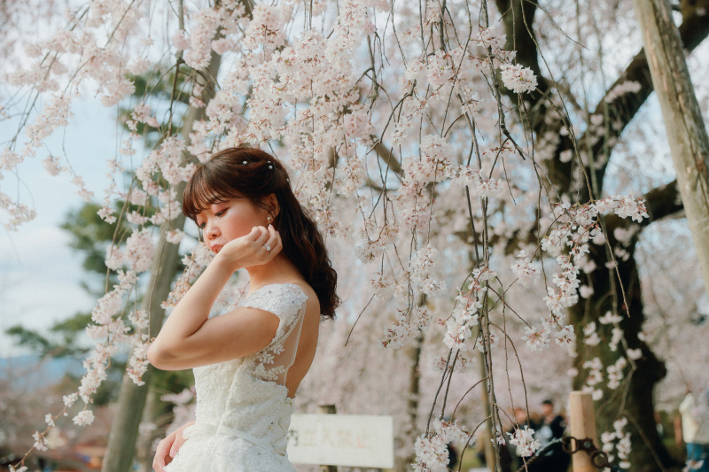 桜をバックにソロショット