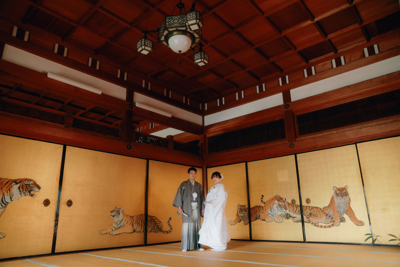 大迫力の虎の金屏風の前で