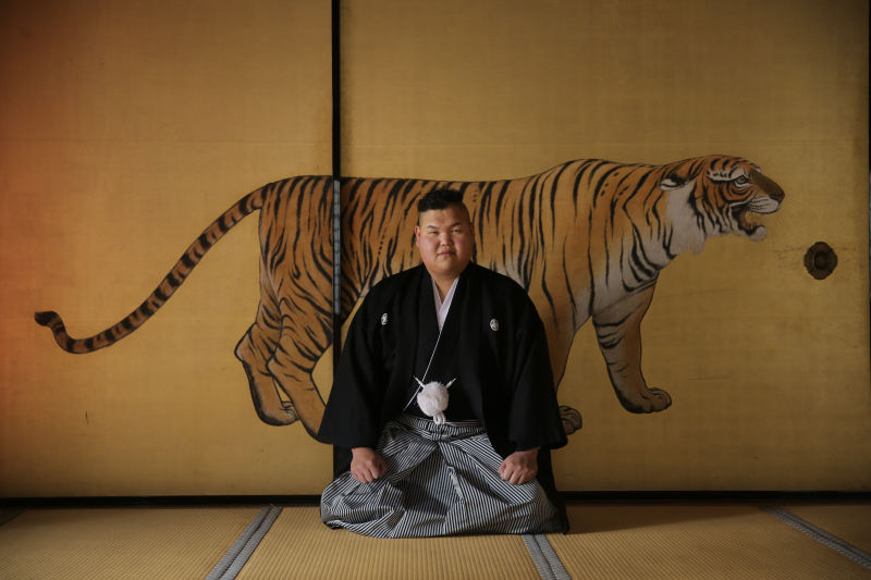 虎の襖絵の前で