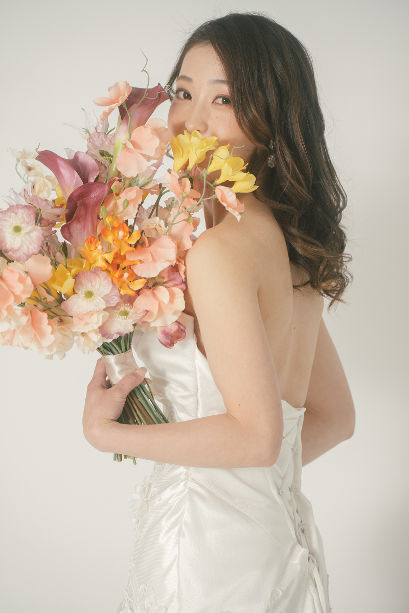 照明をあてての美しい新婦様のソロショット