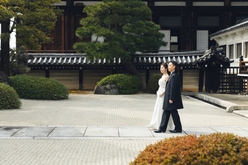 洋装で金戒光明寺