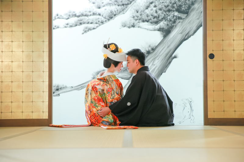 縁側に腰をかけて。