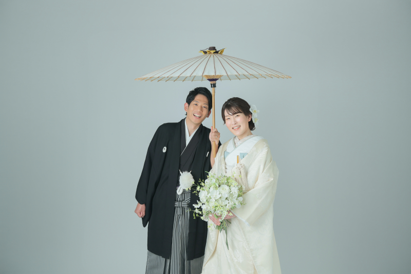 シンプルな白背景でおふたりらしく(和装スタジオPLUS+)