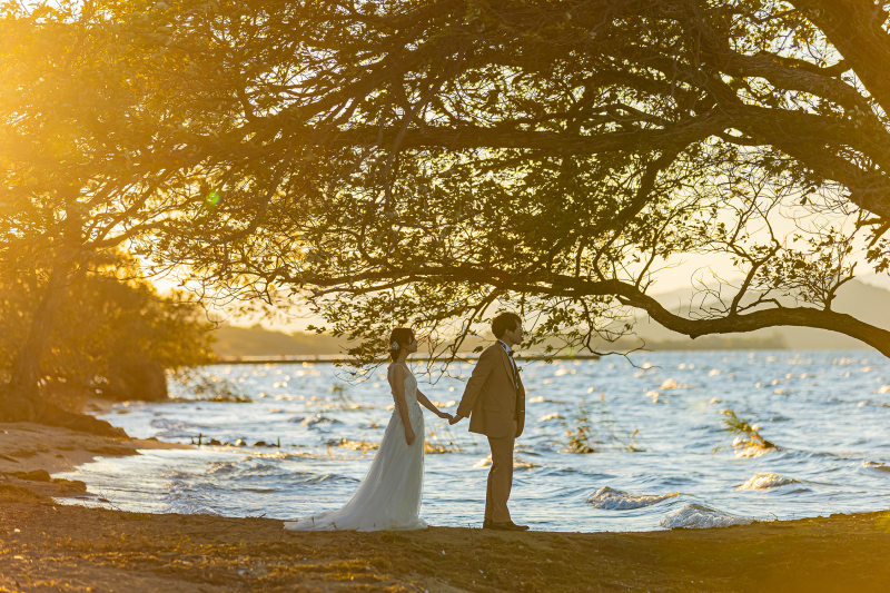 夕日の中、シルエットのようなウェディングフォト