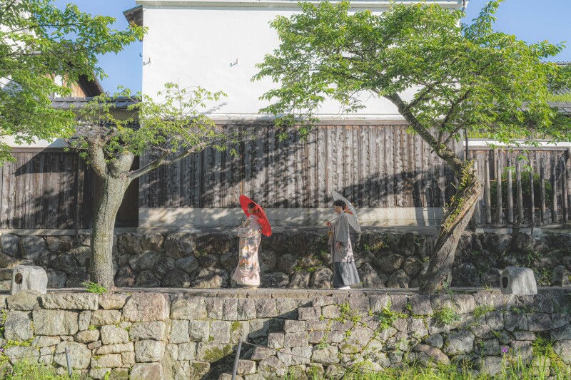 白壁の土蔵が立ち並ぶ風景