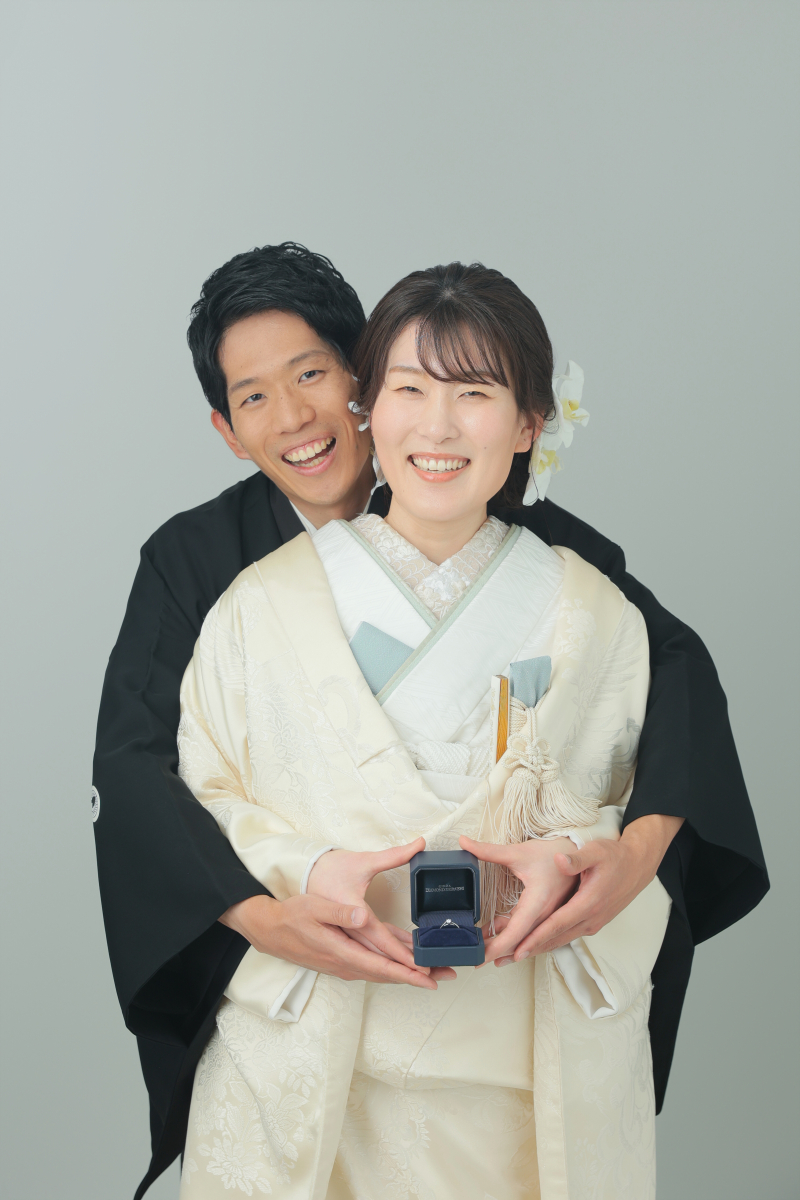 最後は婚約指輪をふたりで持って