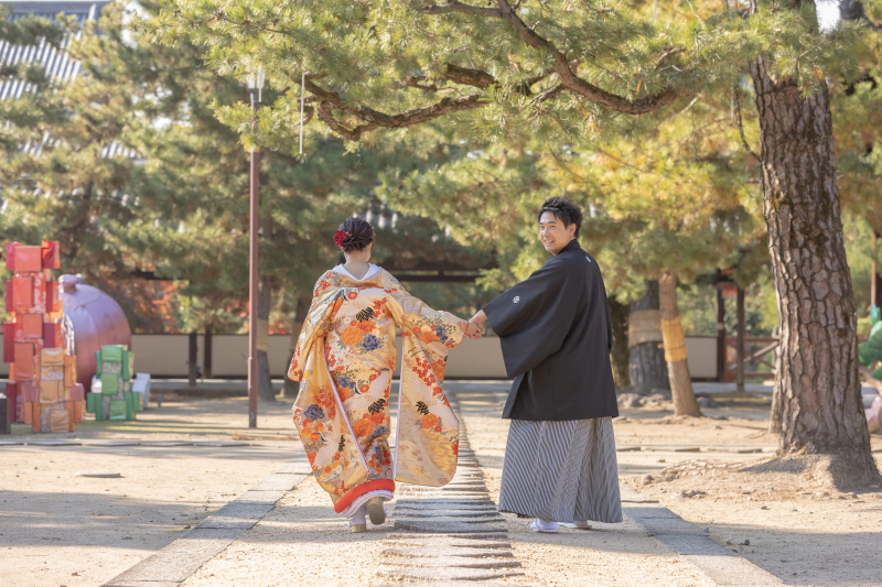 歩くお二人の後ろ姿