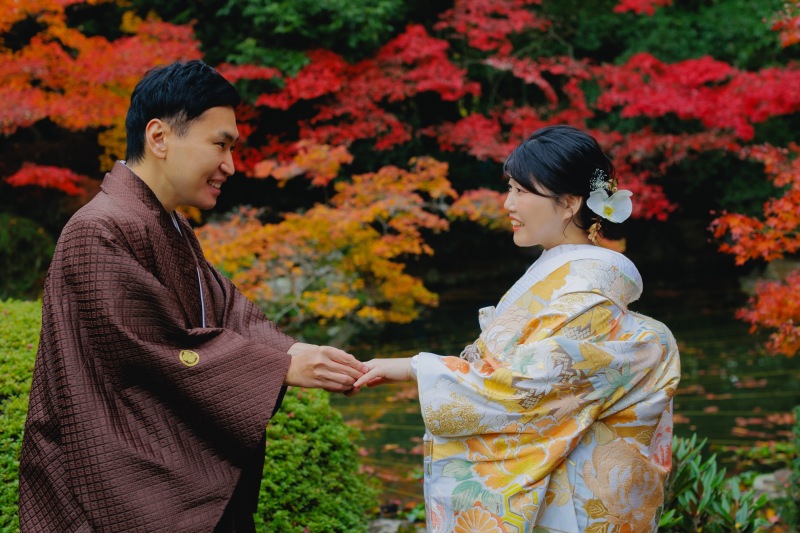 錦鯉が元気におよく池の前で指輪を使った写真