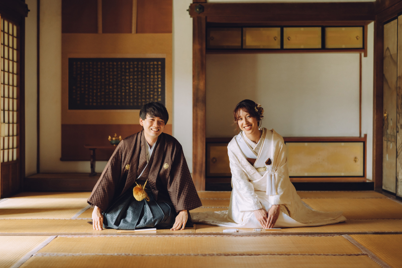 室内で定番の正座ポーズ。