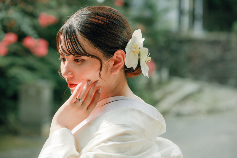 緑の中に咲く一輪の花のよう