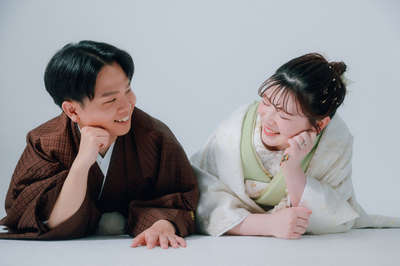 寝転んで笑顔の一枚も