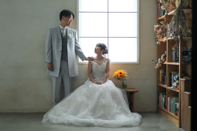 スタジオでお二人で用意したひまわりのブーケで撮影