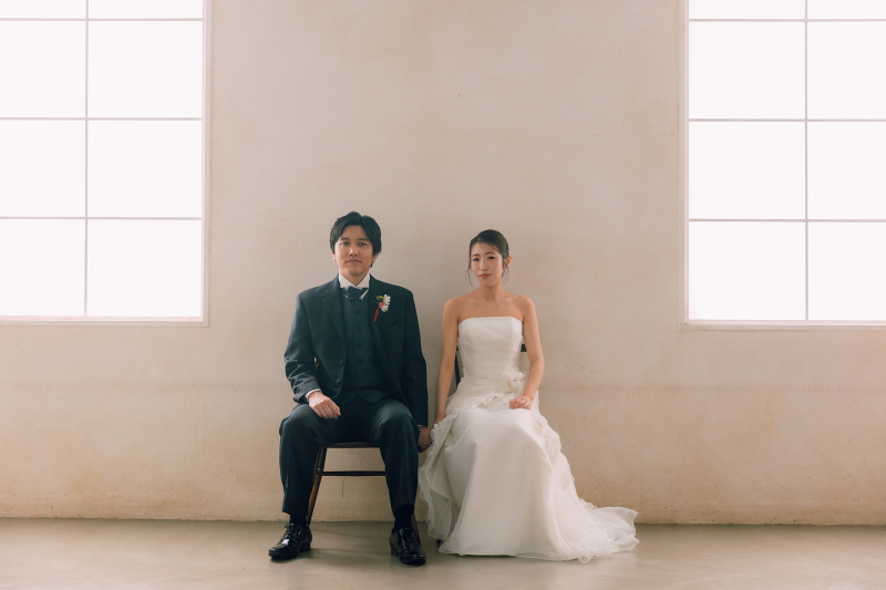 大きな窓を背景に